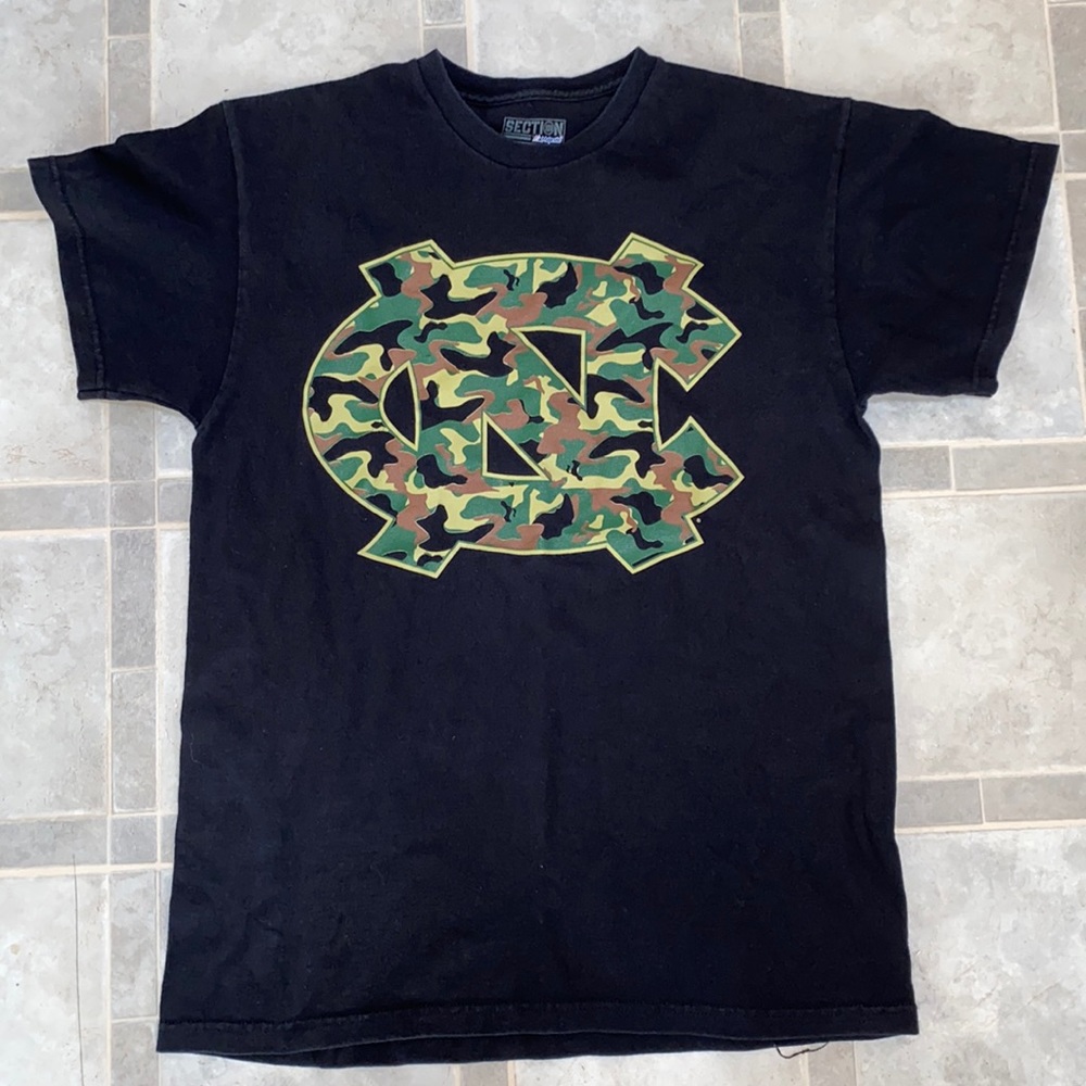 UNC Mens camo black shirt, size medium